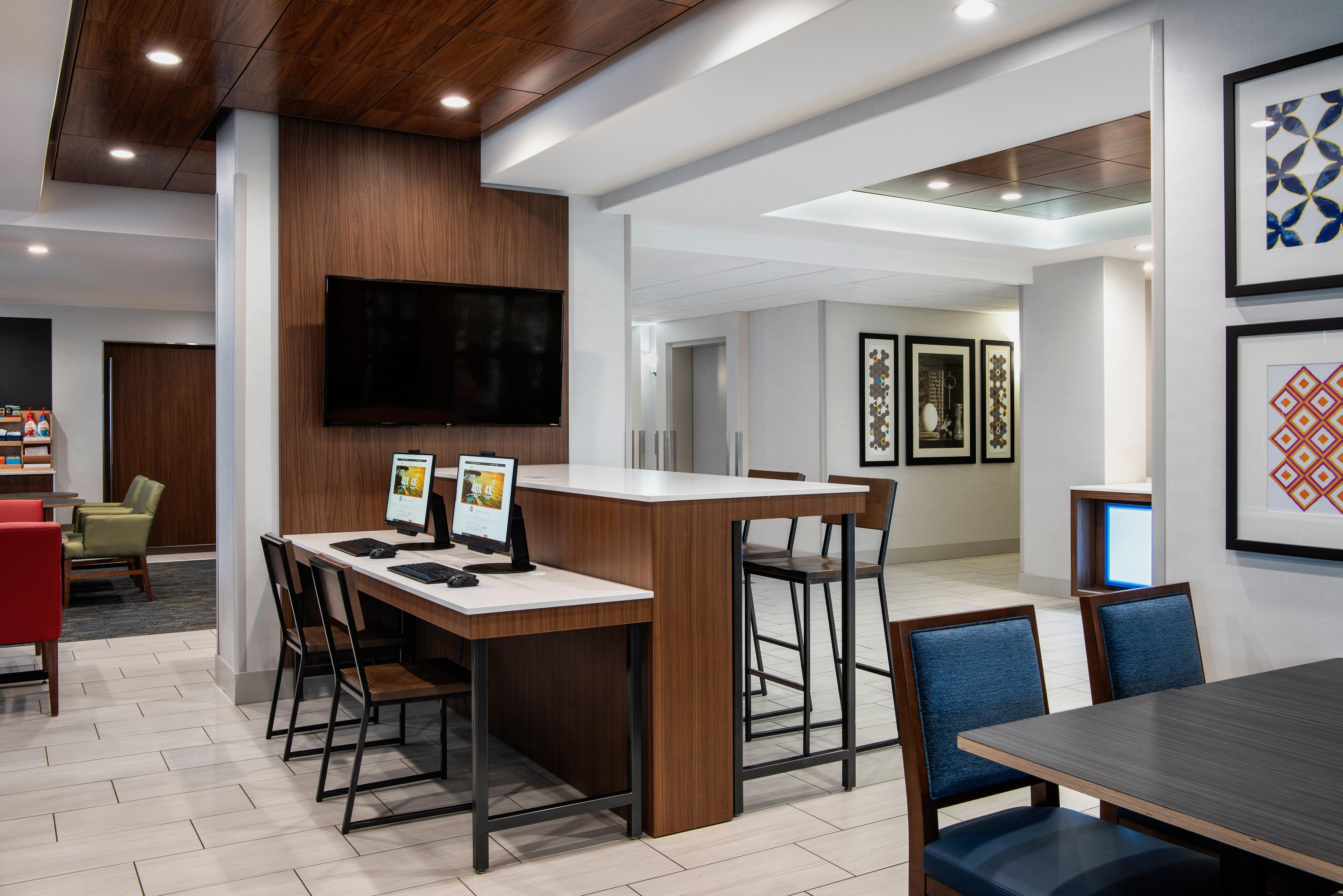 Holiday Inn Express Hotel & Suites Saskatoon By Ihg Exterior photo