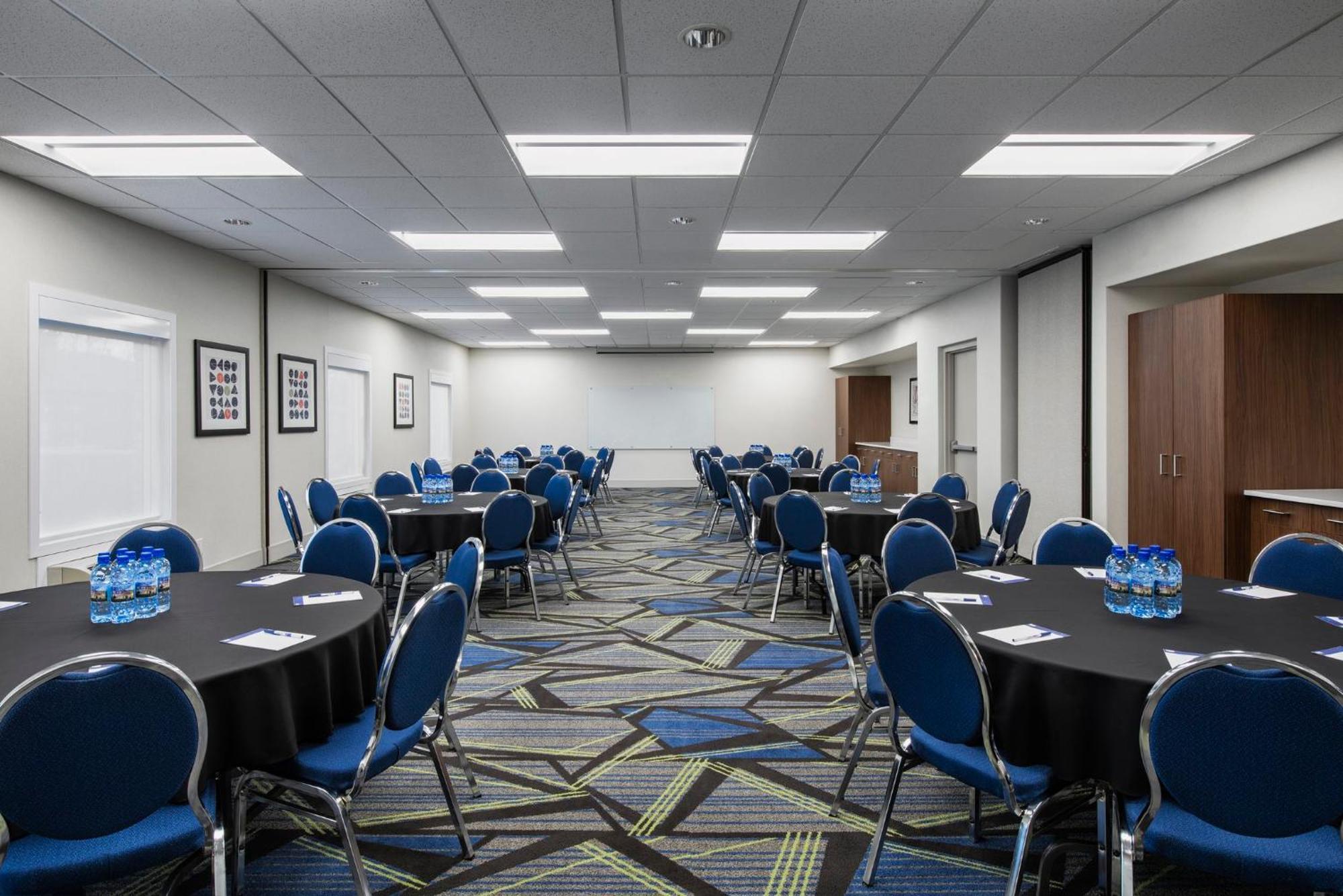 Holiday Inn Express Hotel & Suites Saskatoon By Ihg Exterior photo